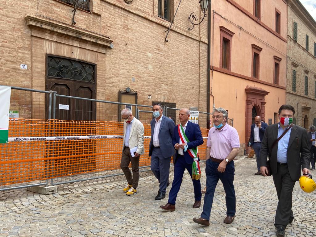 davanti al teatro