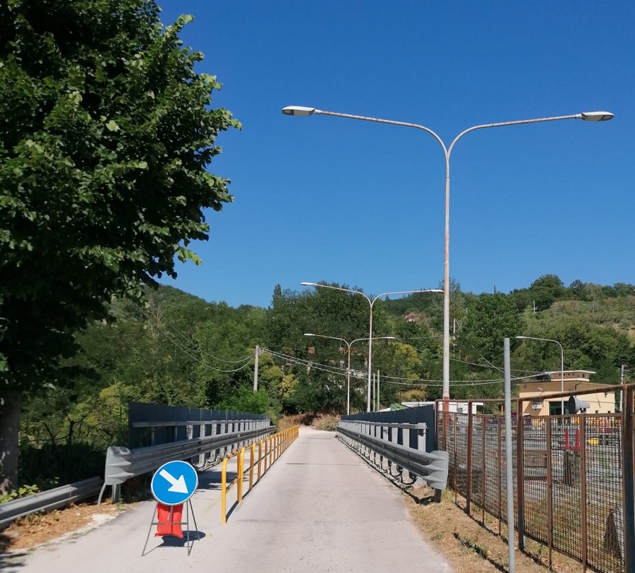 il ponte che attraversa la diga del lago delle Grazie