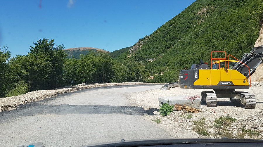 strada Casali con ruspa