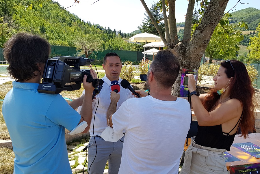 Gentilucci Alessandro davanti alle tv