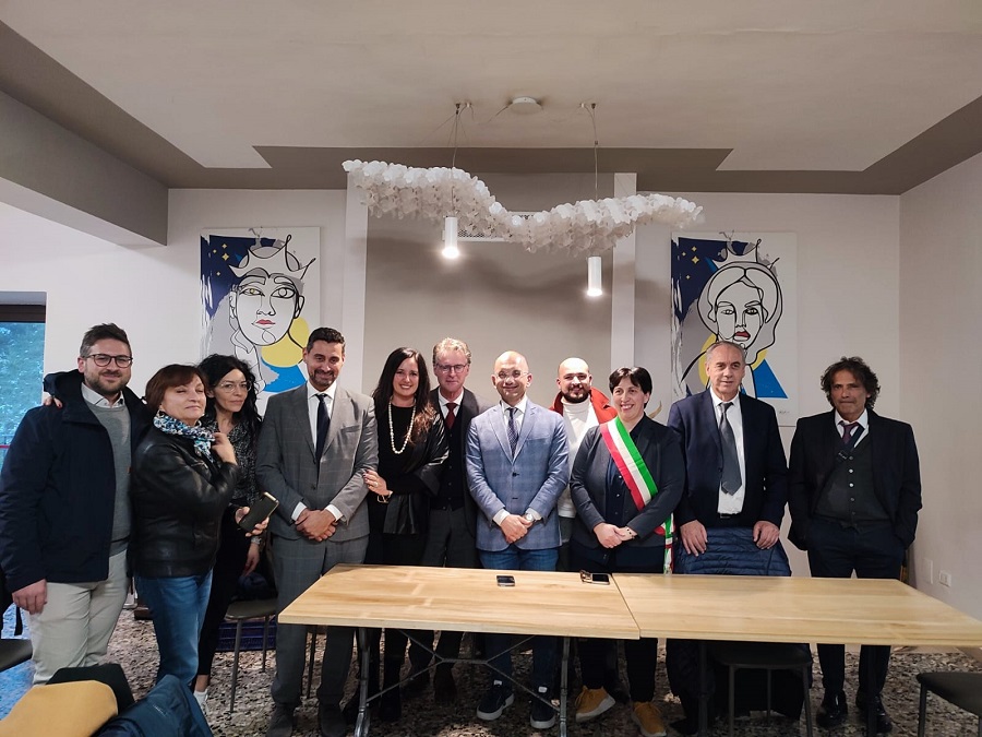 Nella foto con lintera ammnistrazione tutti i ragazzi che lavorano in comune a Bolognola