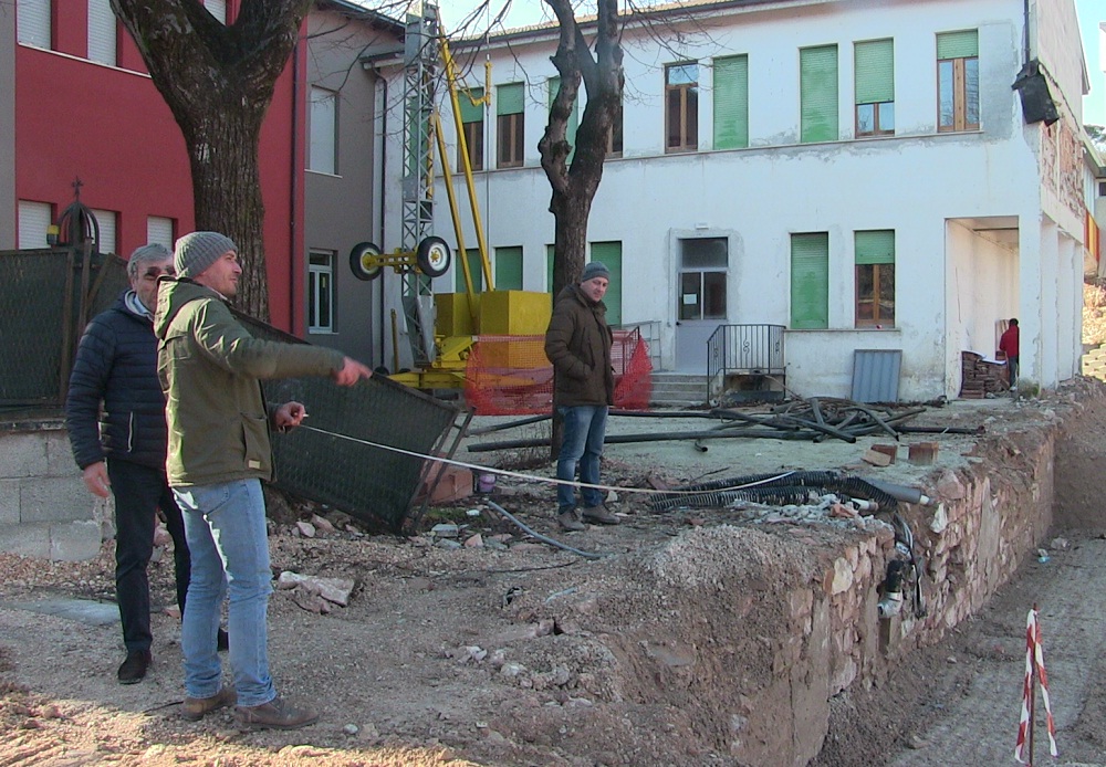 Assessore Fiastrelli consigliere Tardella direttore lavori Valpiani e il direttore del cantiere Integra 