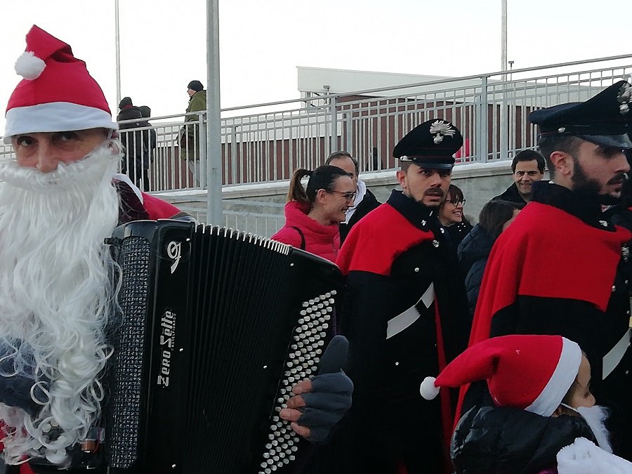 Babbo Natale fisarmonicista e Carabinieri in alta uniforme