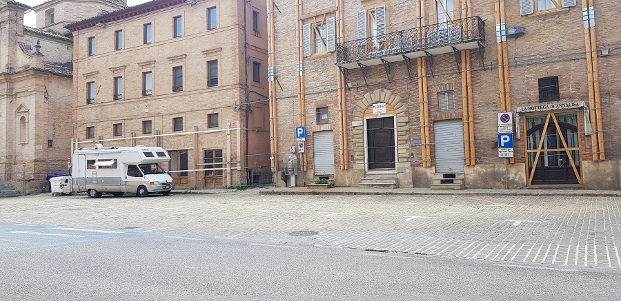 CAMPER IN PIAZZA