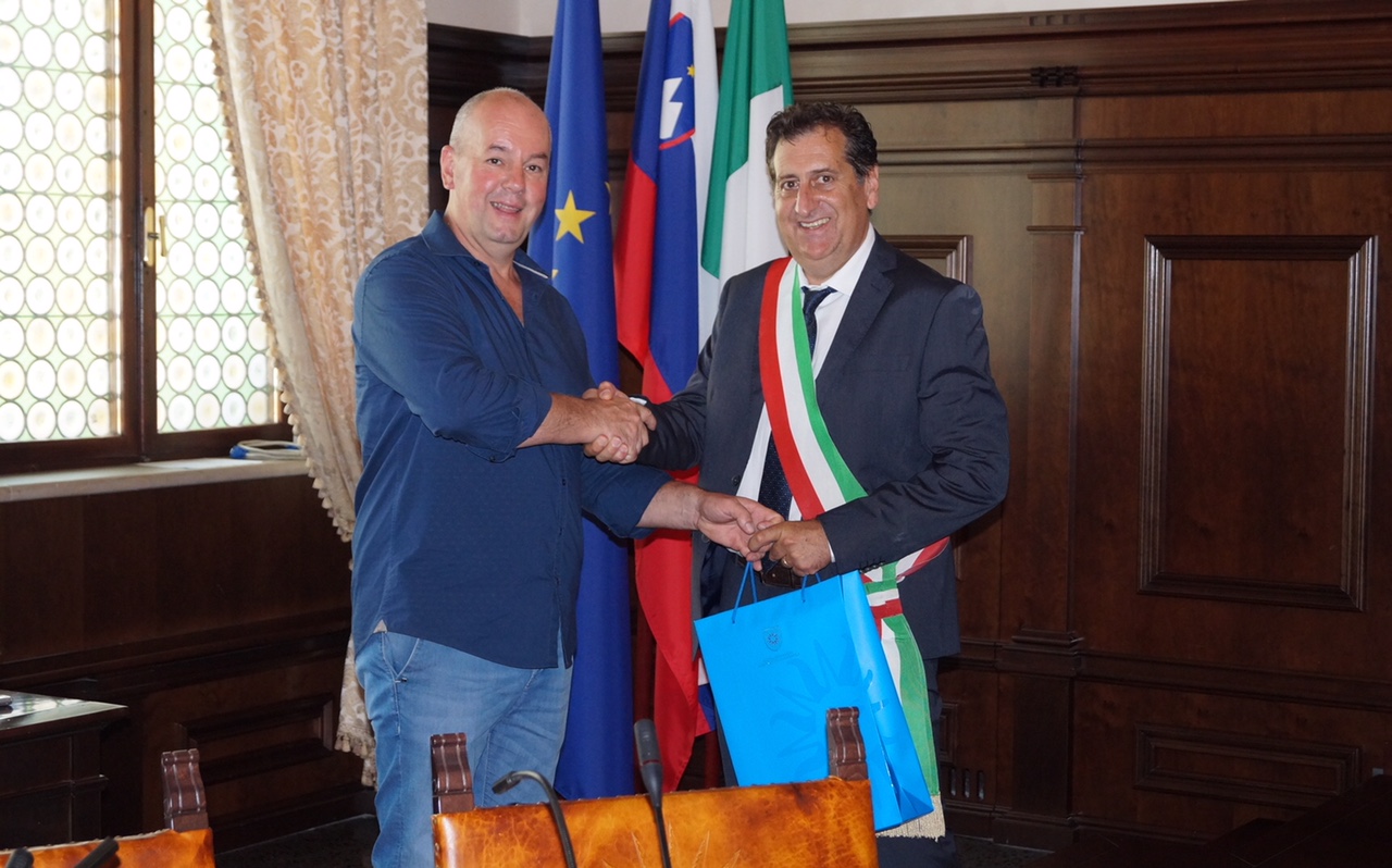 D131587B CB92 45E8 A039 EBF622A9AFF2