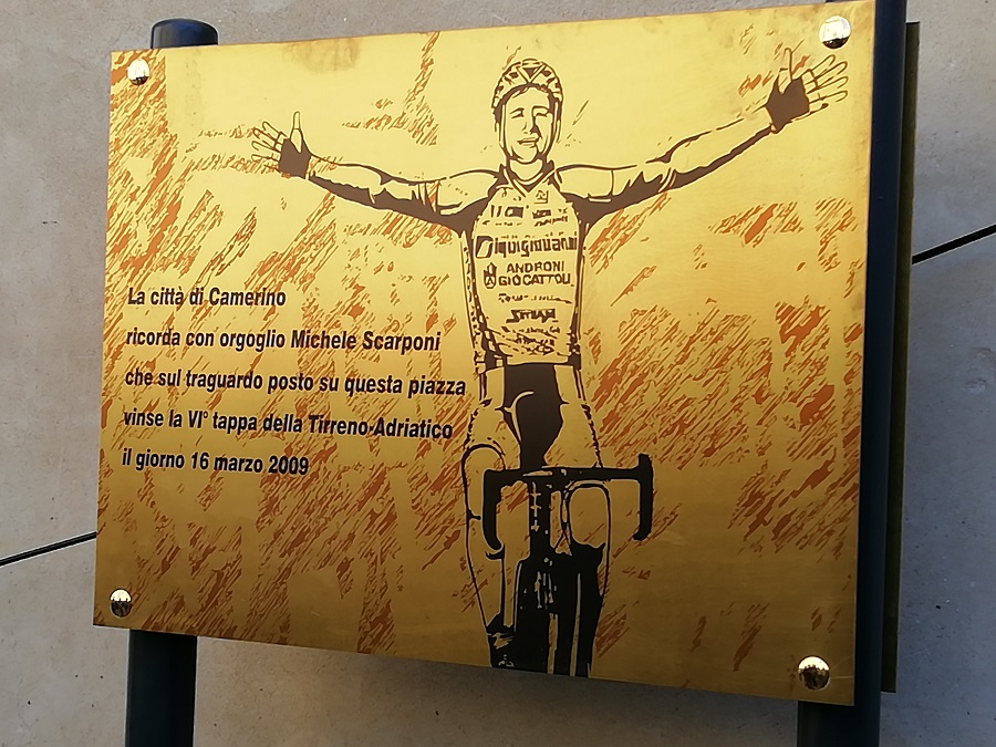 La targa in ricordo di Michele Scarponi