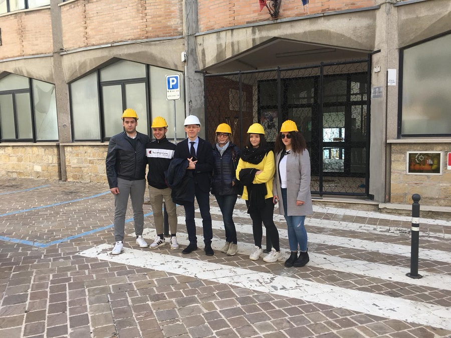 Ragazzi dei Licei di Camerino davanti alla sede loro scuola