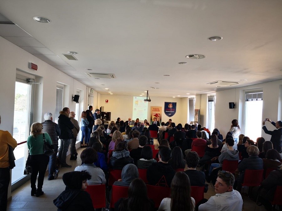 Sedotta e sclerata pubblico