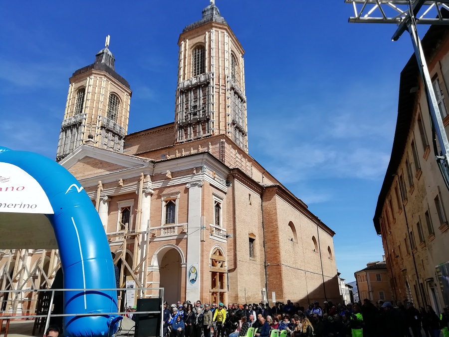 Targa Scarponi piazza gremita