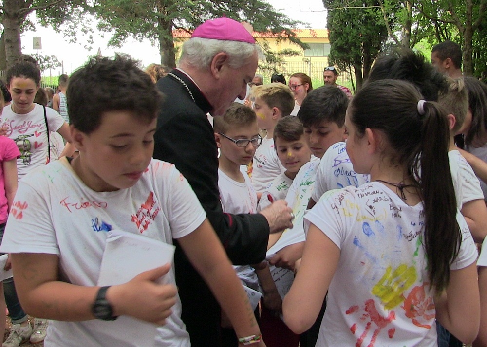 VESCOVO FIRMA LE MAGLIE DEI RAGAZZI