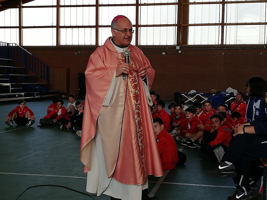 arcivescovo al palazzetto sport