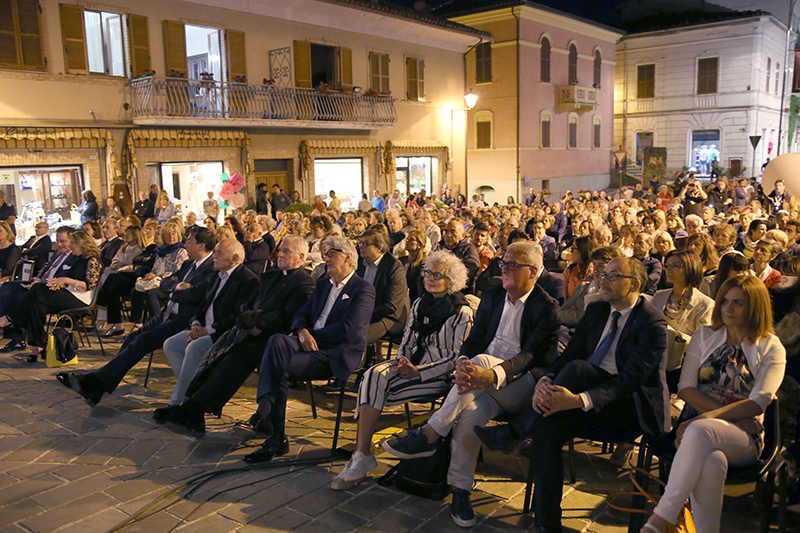 autorità in prima fila infiorata