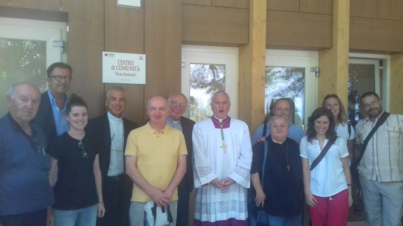 caritas con vescovo Copia