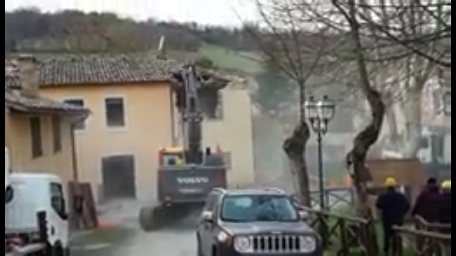 demolizioni a Valfornace