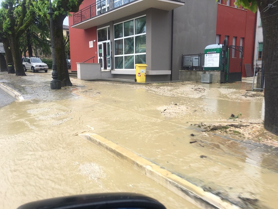fango davanti alla scuola