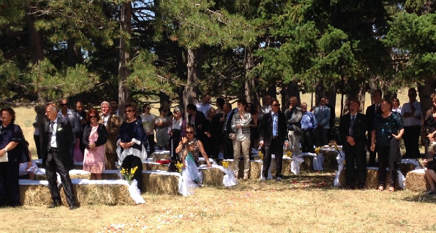 gli invitati siedono sopra le balle di fieno