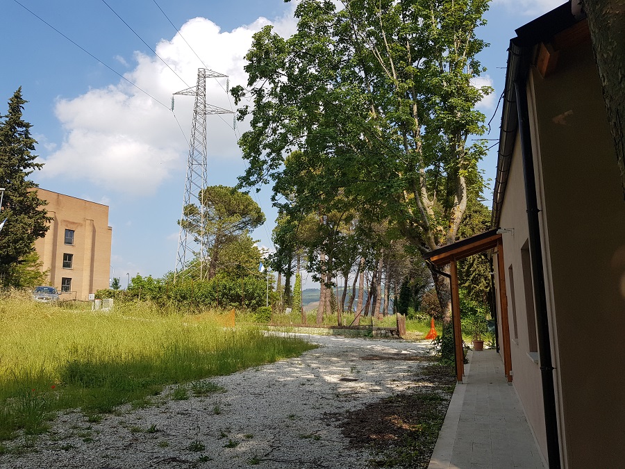 CENTRO SOCIALE VEDUTA CON LINEA ELETTRICA
