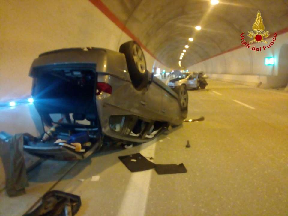 incidente auto incedentata galleria