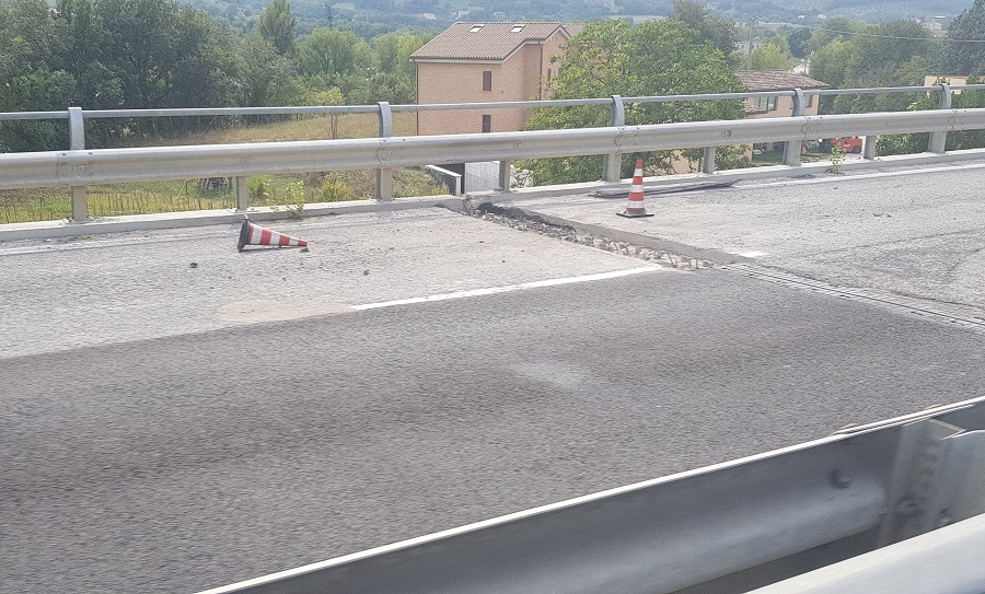 lavoro su giunti ponte superstrada caldarola