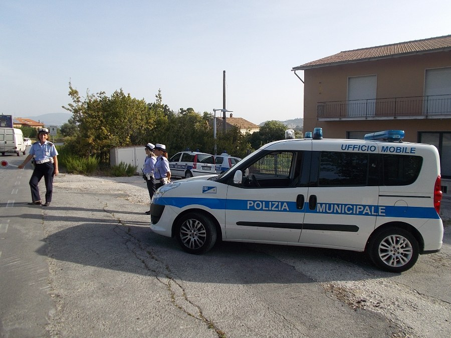 polizia locale con auto