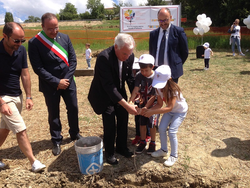 prima pietra bambini vescovo