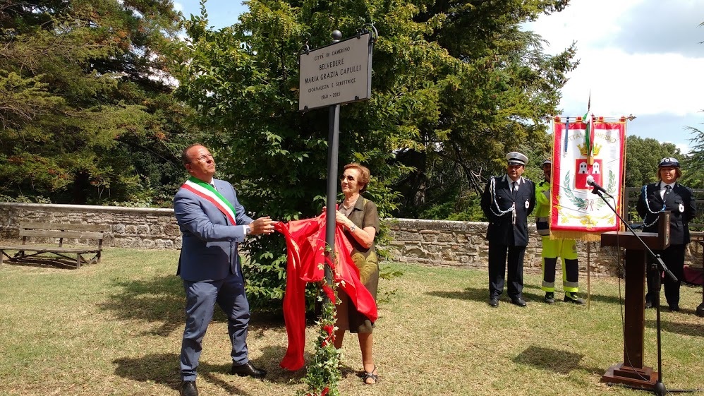 sindaco e Rosa scoprono targa