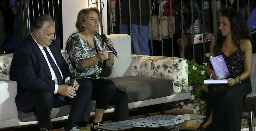 sotto le stelle gli ulivi di albanella pazzelli donatella con libro