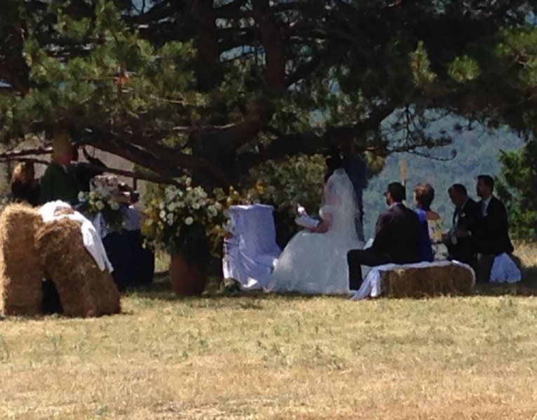 sposi e balle di fieno