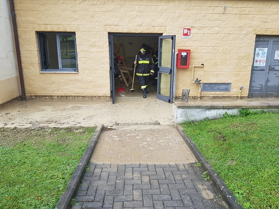 strada allagate canepina palazzetto allagato