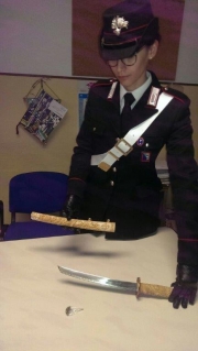 In auto con una "Katana" e sostanza stupefacente. Denunciati un 20enne e un 24enne