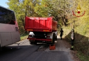 Autobus bloccato fuori strada, intervento deii vigili del fuoco