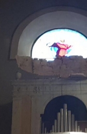 Forti raffiche di vento. Crolla una vetrata della chiesa