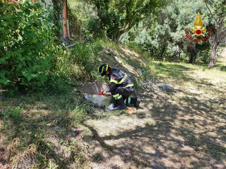 Bambina cade in un pozzo, recuperata dai pompieri e trasportata in eliambulanza a Torrette