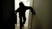 Proprietari in casa, ladri entrano e rubano oro e preziosi