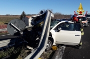 Con l'auto contro il guard rail, tragedia scampata