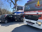 Auto contro camion, giovane trasportata in eliambulanza a Torrette