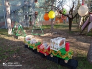 Castelraimondo, l'asilo trasforma il giardino per Natale "Spazziamo via la tristezza"