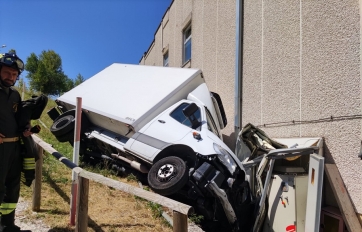 Camerino, furgone si sfrena e finisce contro edificio Unicam