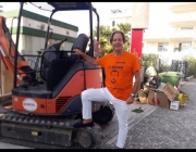 A bordo della ruspa demolisce i bagni pubblici in nome del decoro. Ma in centro &egrave; polemica per l'immondizia
