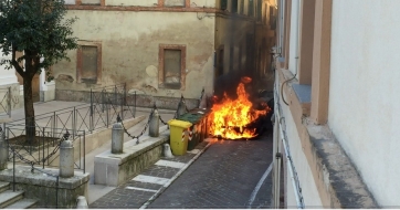 Auto in fiamme nel centro di Camerino