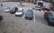 Ruba vino da un furgone parcheggiato in piazza, settempedano denunciato