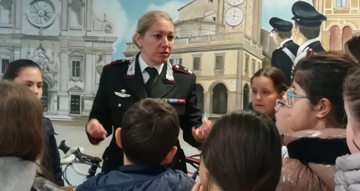 A scuola di legalità, i bambini delle elementari di Tolentino fanno visita ai carabinieri