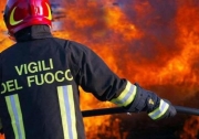 Autocisterna finisce fuori strada e si ribalta