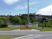 Ultimi ritocchi alla rotonda  di " Cortili in fiore" prima dell'inaugurazione