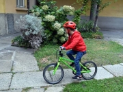 Bimbo si perde con la bici. I carabinieri lo aiutano a tornare a casa