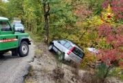 Rischia di finire con l'auto nella scarpata, trasportato a Torrette in eliambulanza