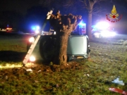 Esce di strada e vola su un albero. Tragico incidente stradale a Macerata