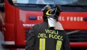 Bambina intrappolata in auto, salvata dai vigili del fuoco