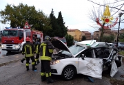 Scontro tra due auto, un uomo resta incastrato fra le lamiere