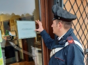 Bar aperto con un cliente all'interno, intervengono i carabinieri